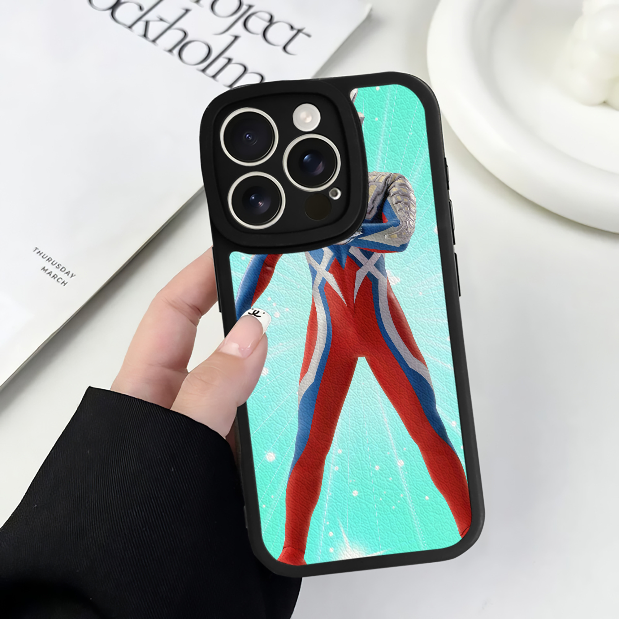 （画像用） ウルトラマン Ultraman 【iPhone 16シリーズ対応】シリコンスマホケース（レザー調） 材質：シリコン